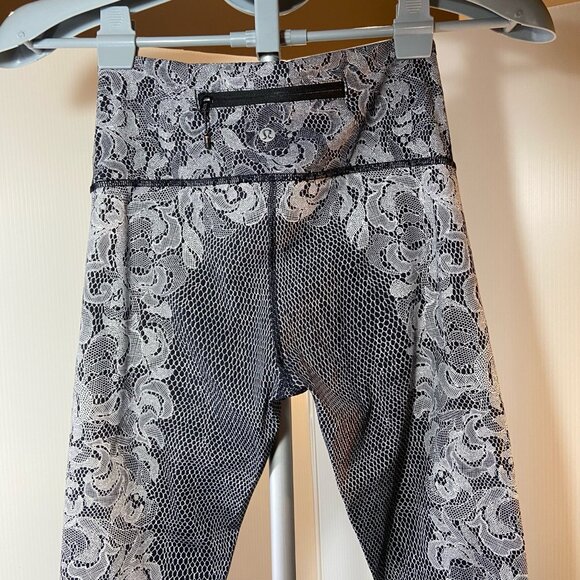Lululemon Black White Lace Print Leggings Size 6 Zip Pocket - Picture 2 of 4